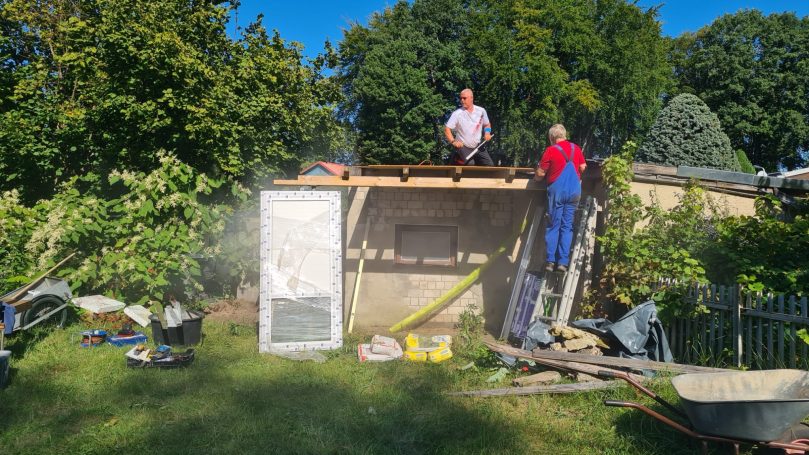 Andreas und Peter bei Blech Arbeiten
