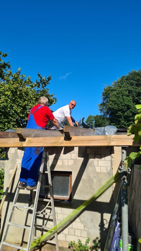 Andreas und Peter beim Dachdecken